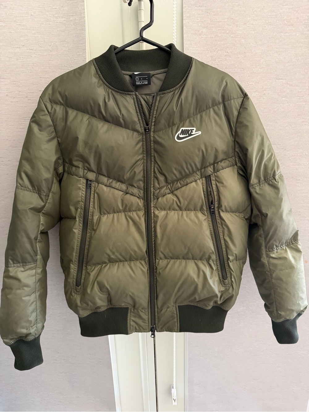Nike Diwn Filled Men's Olive Green Puffer Jacket with Logo - Picture 2 of 4